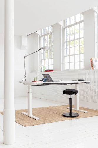 Steel pro 670 elektrisch zit / sta bureau met brede poot 1 | staging.kantoor360.nl De Steel Pro 670 is een duurzaam elektrisch verstelbaar zit-sta bureau